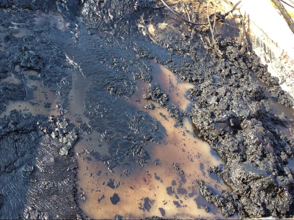 含油污水是原油、泥沙、水等的混合物。